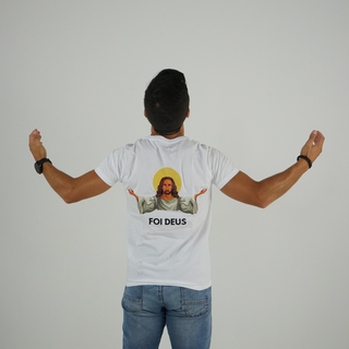 T-Shirt Branca Com Estampado Cómico  "Foi Deus"