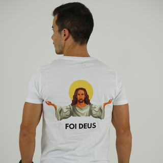 T-Shirt Branca Com Estampado Cómico  "Foi Deus"
