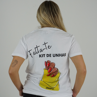 T-Shirt Branca Com Estampado Cómico "Falta-te Kit de Unhas"