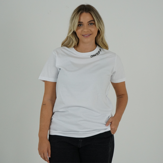 T-Shirt Branca Com Estampado Cómico "Falta-te Kit de Unhas"