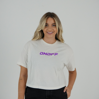 T-Shirt Crop Top Branca, Com Estampado Em Várias Cores