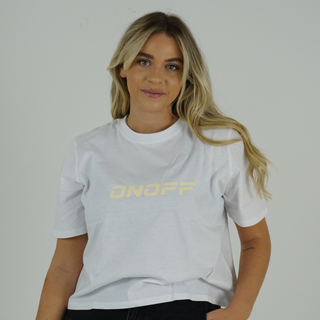 T-Shirt Crop Top Branca, Com Estampado Em Várias Cores