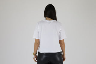 T-Shirt Crop Top Branca, Com Estampado Em Várias Cores